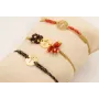 Pulsera hilo macramé dorado con burruños de chips
