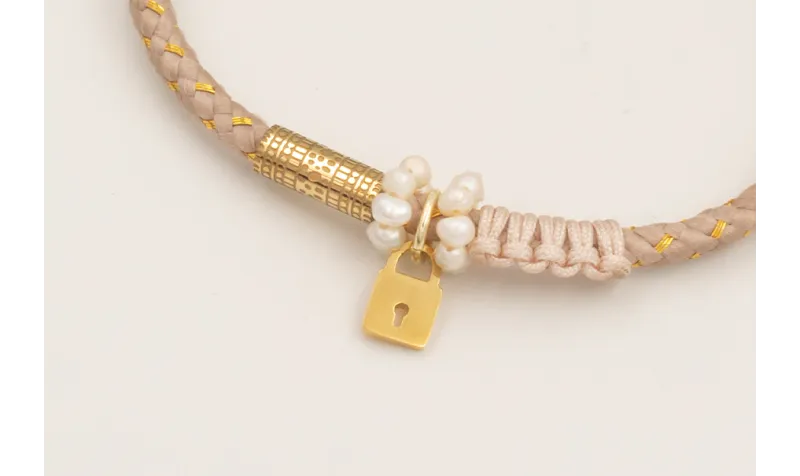 Pulsera cordón hilo dorado color beige con aritos 