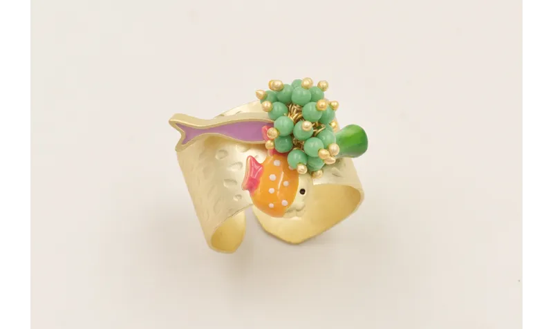 Anillo dorado mate con  burruño bolitas verde opac