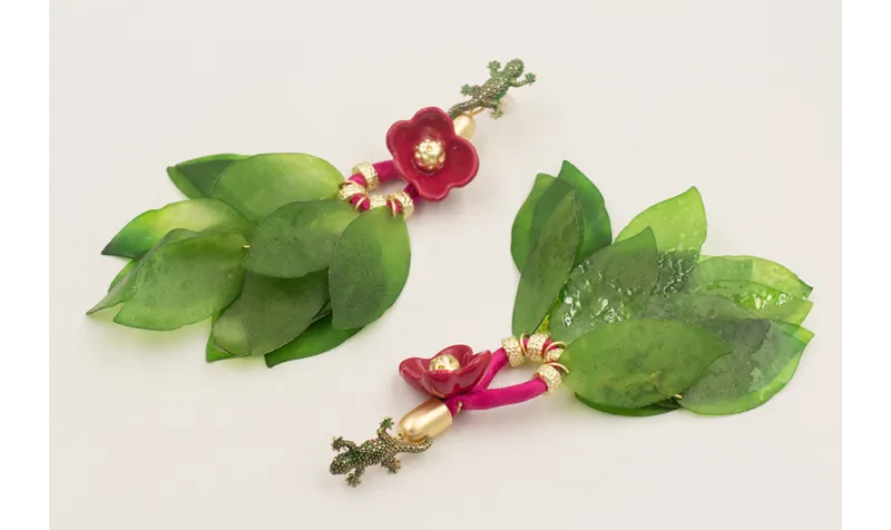 Pendientes lagarto verde, flor esmaltada frambrues