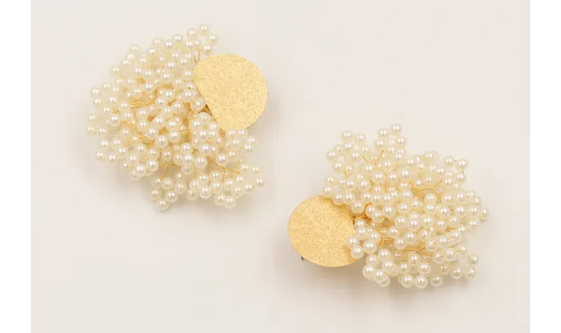 Pendientes perno semi disco satinado con ramas de 