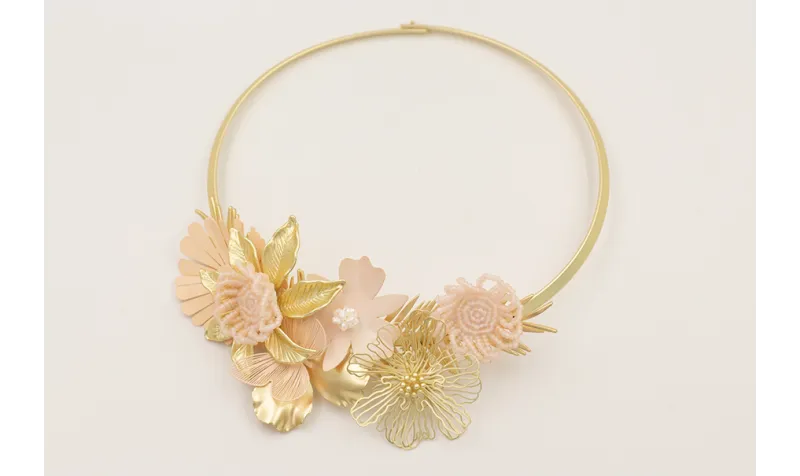 Collar rigido con rama dorada mate con pendientes 