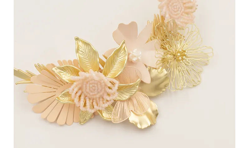 Collar rigido con rama dorada mate con pendientes 