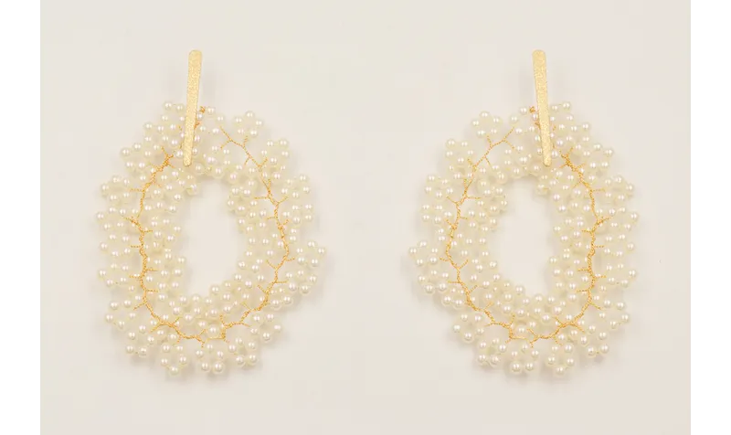 Pendientes perno lámina satinada con ramas de perl