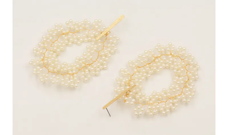 Pendientes perno lámina satinada con ramas de perl