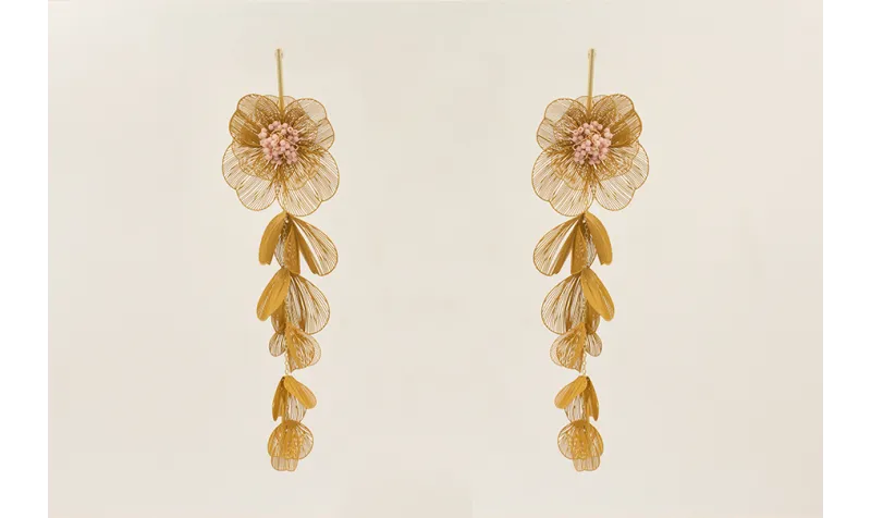 Pendientes flores moldeables color mostaza con bur