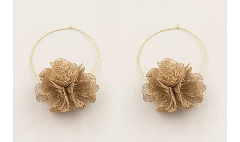 Pendientes aro grande dorado mate con flores 6 pét