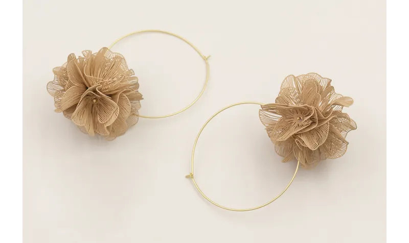 Pendientes aro grande dorado mate con flores 6 pét