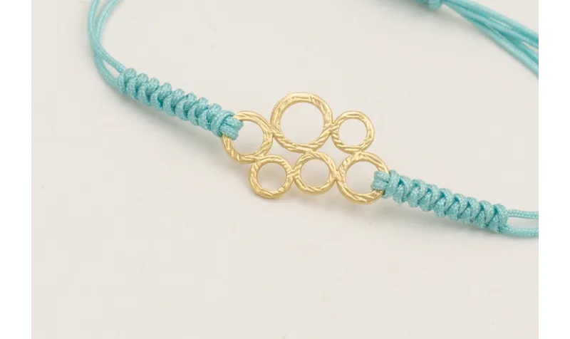 Pulsera hilo azul claro con pieza 6 aros dorada ma