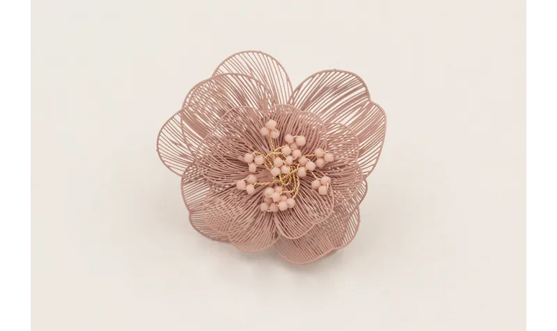 Anillo flor 6 pétalos rosa palo con burruño de ram