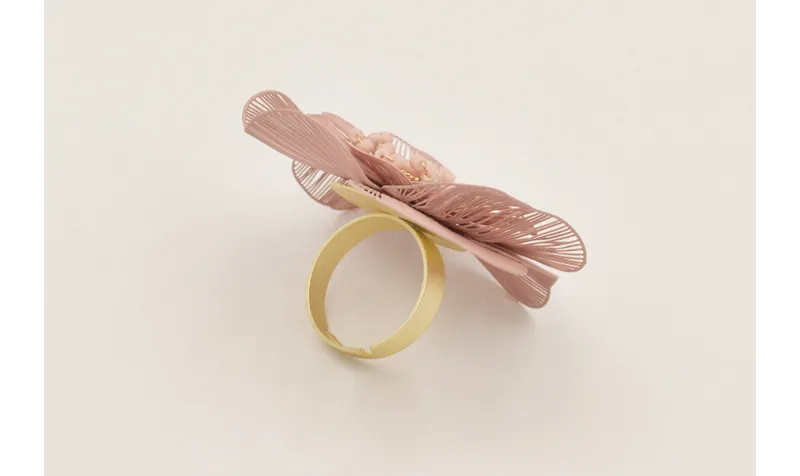 Anillo flor 6 pétalos rosa palo con burruño de ram