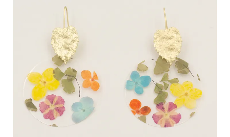 Pendiente hoja ovalada dorada mte con disco lentej