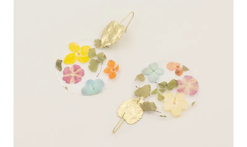 Pendiente hoja ovalada dorada mte con disco lentej