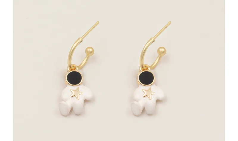 Pendientes semicirculo dorado mate con astronauta 