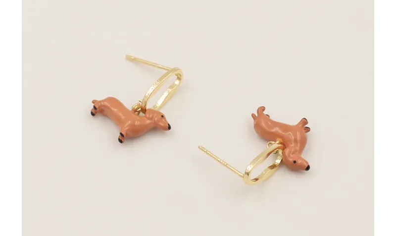 Pendientes perno ovalado dorado con colgante perro