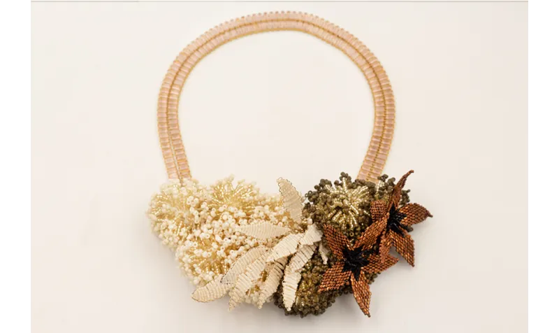 Collar cadena de strass rosas con bolas de abalori