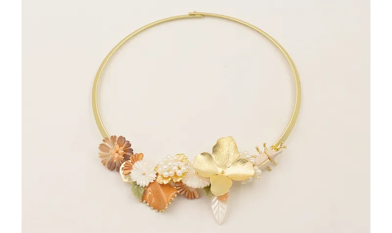 Collar lámina rígida dorada mate con flores de nac
