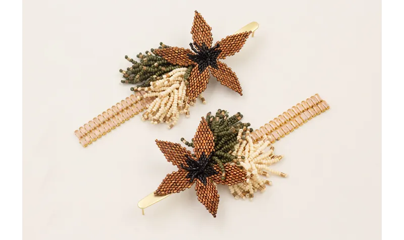 Pendientes perno daga dorada mate con  flor de miy