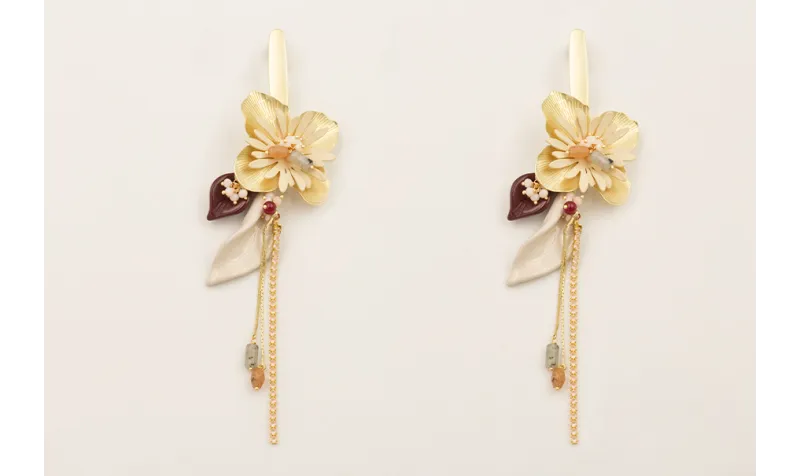 Pendientes perno daga con  flor dorada mate,burruñ