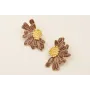 Pendientes media flor esmaltada marrón con centro 