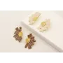 Pendientes media flor esmaltada marrón con centro 