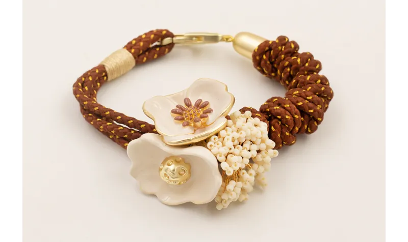 Pulsera cordón marrón con hilo dorado, flores esma