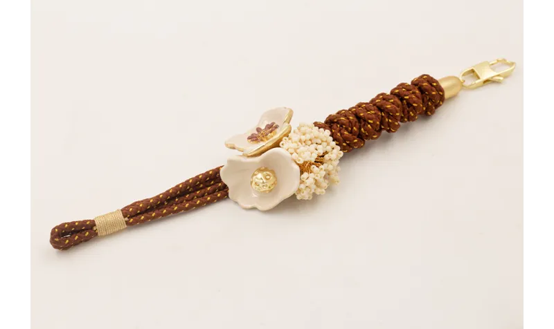 Pulsera cordón marrón con hilo dorado, flores esma