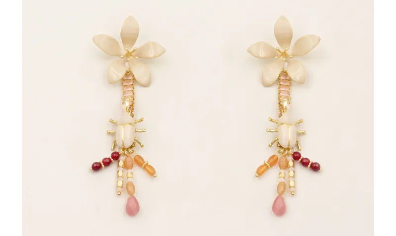 Pendientes flor esmaltada beige, cadena strass rec