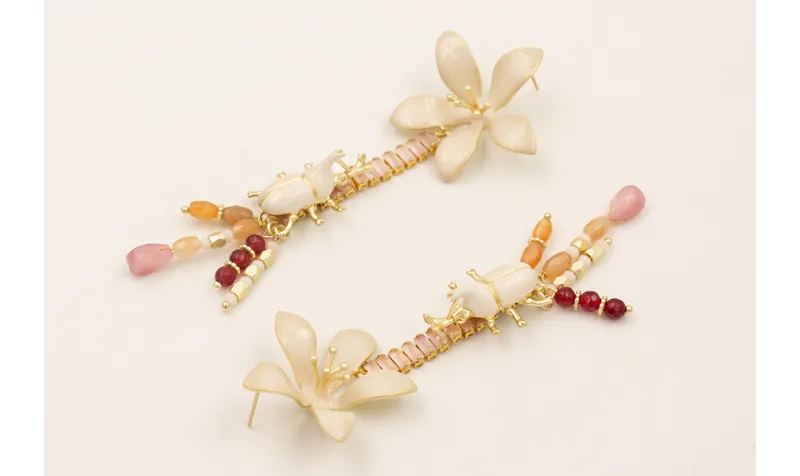 Pendientes flor esmaltada beige, cadena strass rec