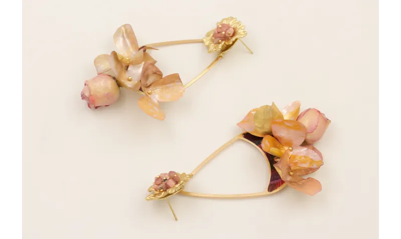 Pendientes flor dorada mate con burruño de turmali