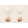 Pendientes perno flor nacar blanca listón dorado m