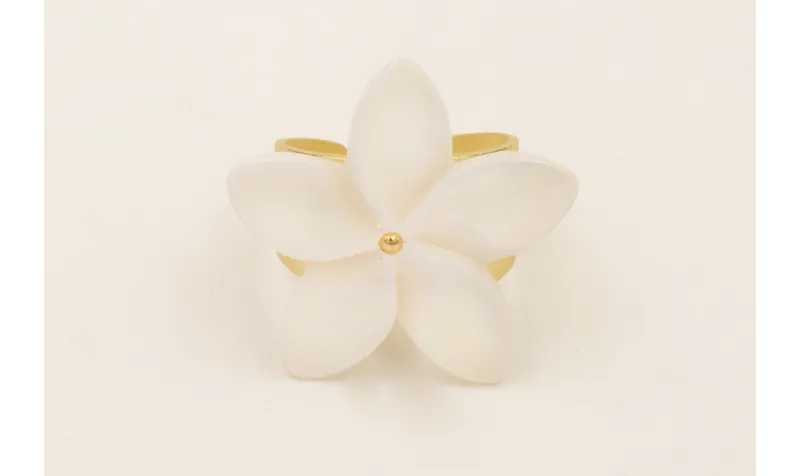 Anillo flor nacar blanca.