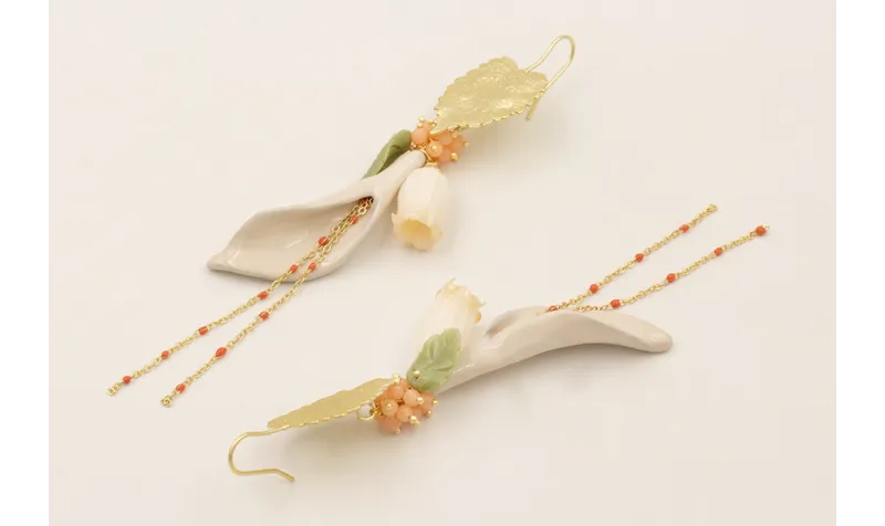 Pendientes hoja ovalada dorada mate con burruño pi