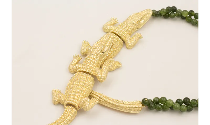 Collar bolas verdes retorcidas y  2 cocodrilos dor