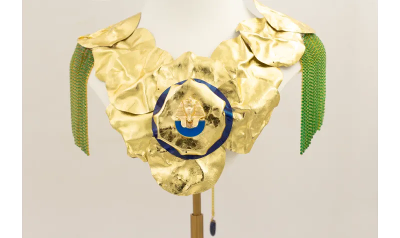 Collar discos de lentejuela dorados con hombreras 