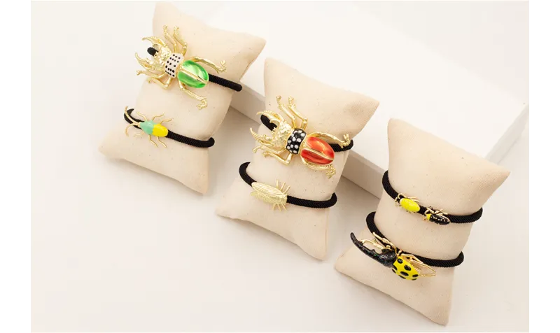 Pulsera con cigarra dorada mate y cordón retorcido