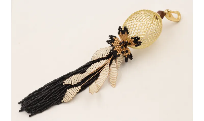 Llavero fleco abalorio negro con rama miyuki beige