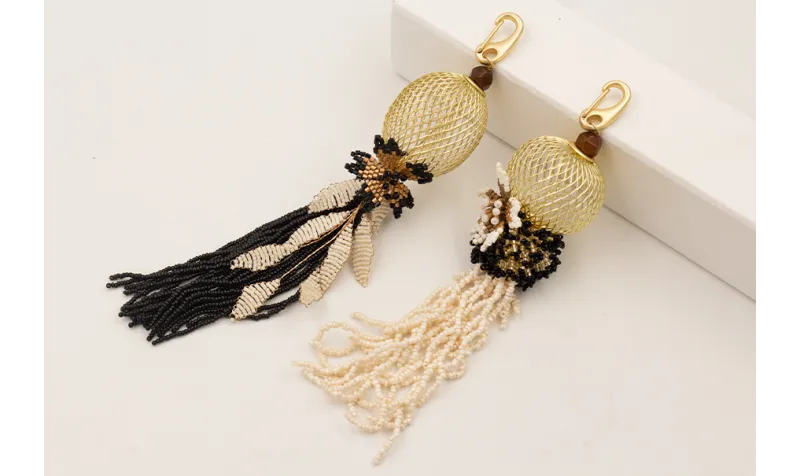 Llavero fleco abalorio negro con rama miyuki beige