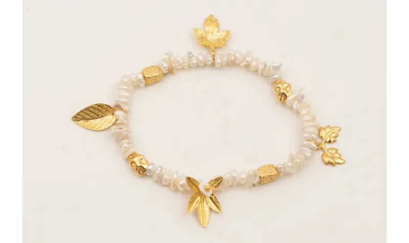 Pulsera chips perlas naturales, hojas y entrepieza