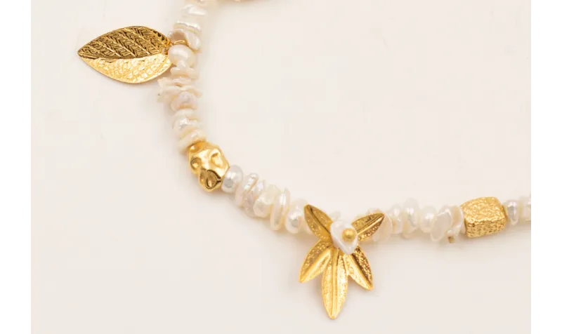 Pulsera chips perlas naturales, hojas y entrepieza
