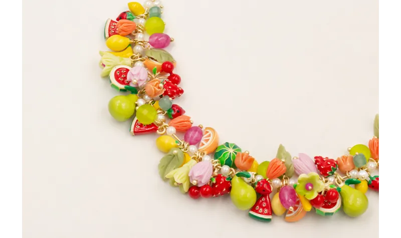 Collar rigido dorado mate con colgantes frutas var