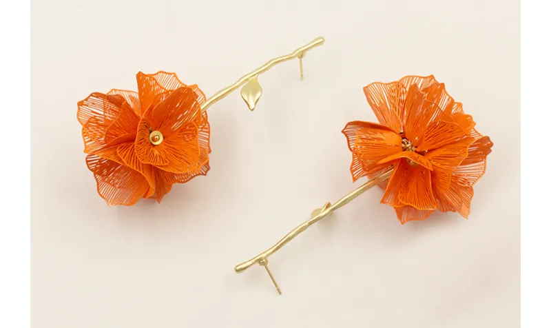 Pendientes rama con hoja dorada mate y bola de cas