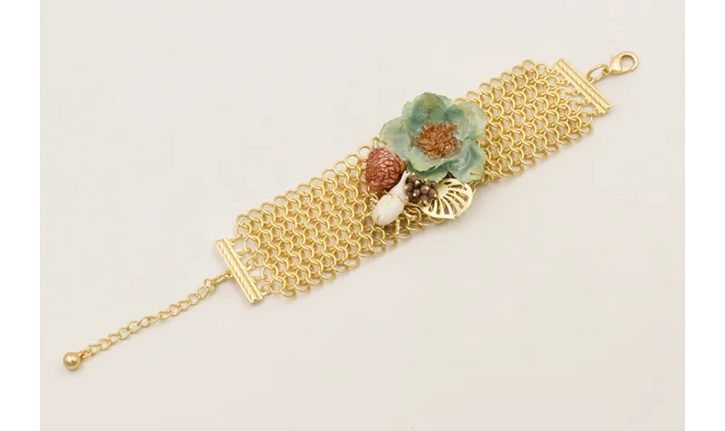 Pulsera malla dorada mate con flores naturales azu