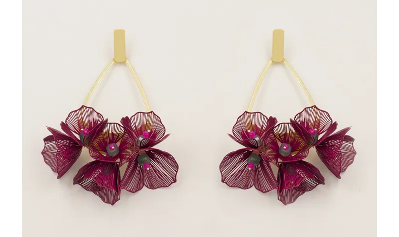 Pendientes rectangulo dorado mate con pendulo flor