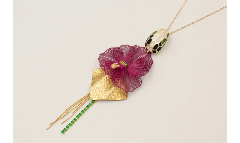 Collar cadena pequeña dorada con cabeza de serpien