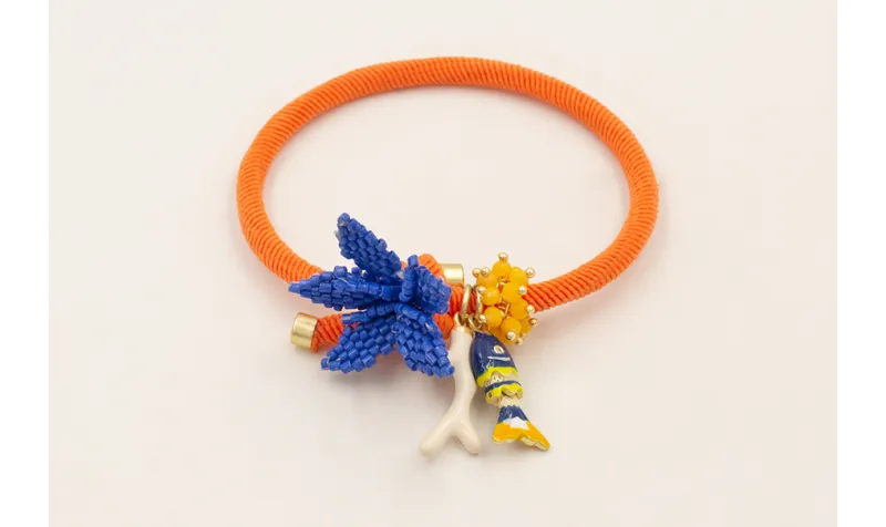 Pulsera goma naranja con flor miyuki azulona, rama