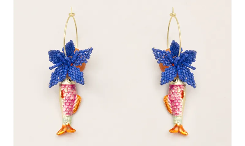 Pendiente aro mediano con pez esmaltado rosa, nara