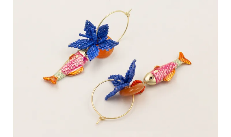 Pendiente aro mediano con pez esmaltado rosa, nara