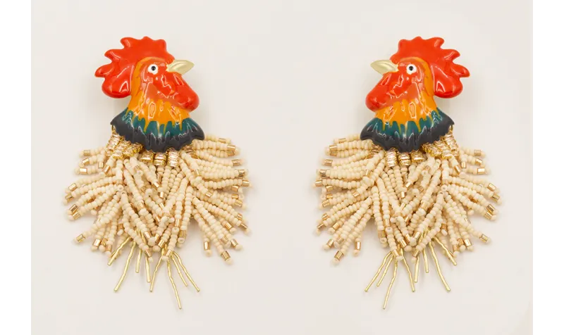 Pendientes gallo esmaltado con flecos abalorio bei