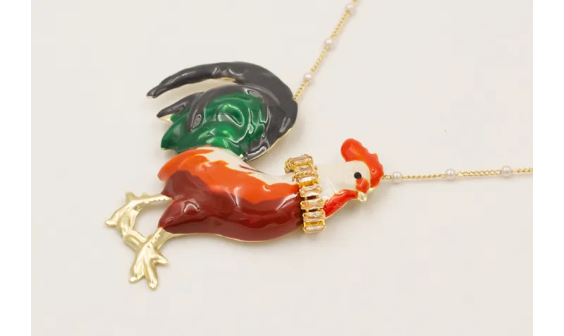 Collar cadena perlitas intercaladas con gallina es